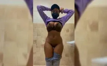 Angel show off her private part